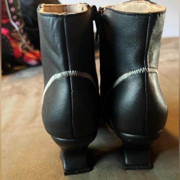 Fluevog Super Fine "Highness" zippered ankle boots, NWOB, black / silver, size 7 - Picture 3 of 14